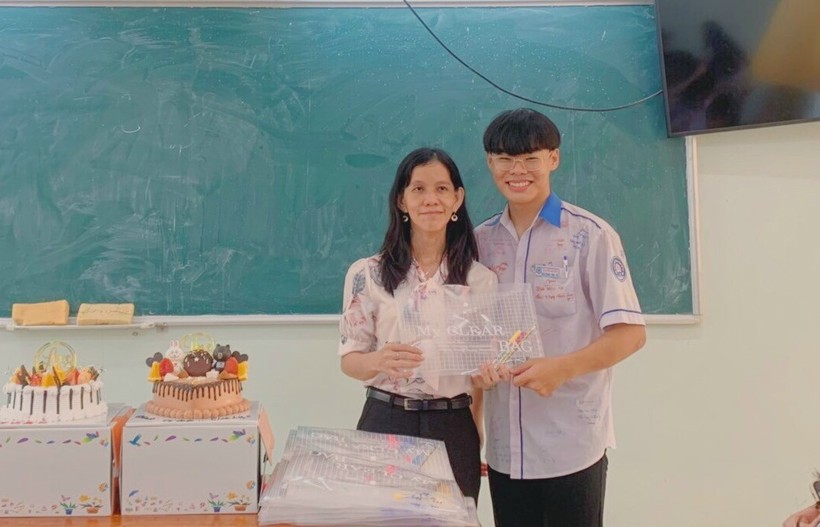 Châu Thanh Tùng và cô Mã Tiểu Bạch, giáo viên chủ nhiệm.
