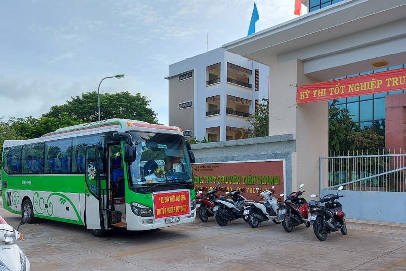 Xe đưa đón thí sinh đến điểm thi Trường THPT chuyên Tiền Giang.