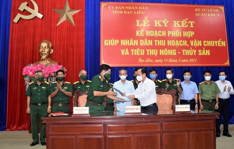 Đại diện lãnh đạo tỉnh Bạc Liêu và Quân khu 9 ký kết kế hoạch phối hợp. Ảnh: Văn Đông.