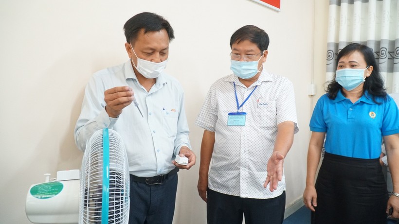 TS Hồ Thanh Tâm, Phó Hiệu trưởng Trường CĐ Cần Thơ bên máy CV19 sử dụng công nghệ Plasma được lắp đặt trên bầu quạt gió gia dụng.