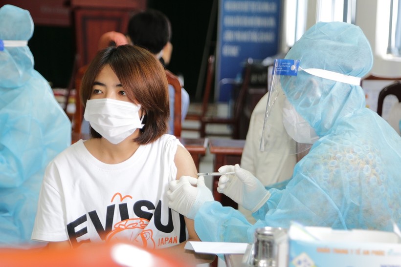 Sinh viên quốc tế Trường ĐH Kiên Giang được tiêm ngừa vắc xin phòng Covid-19.