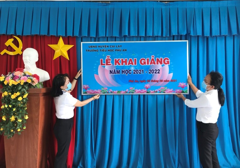 Giáo viên Trường Tiểu học Phú An, huyện Cai Lậy (Tiền Giang) chuẩn bị cho lễ khai giảng.
