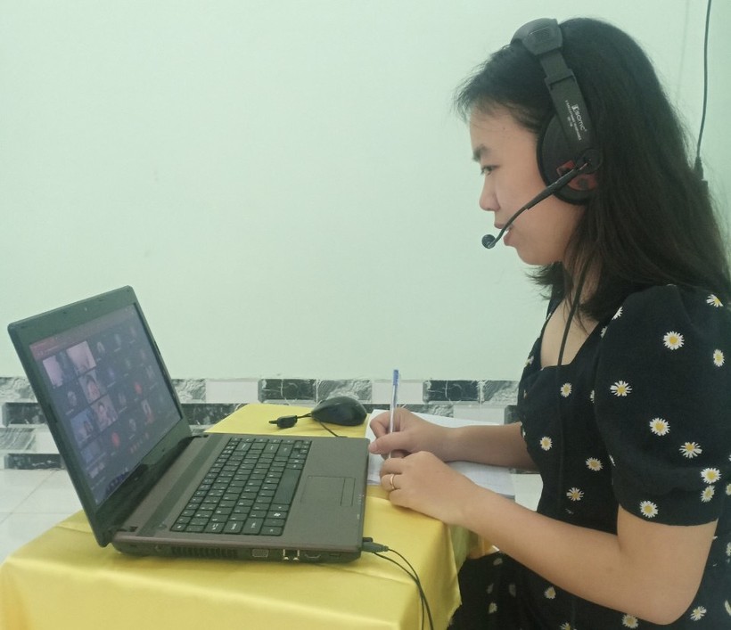 ThS Nguyễn Kim Phước - khoa Tài nguyên môi trường trong giờ dạy trực tuyến đầu năm học mới.