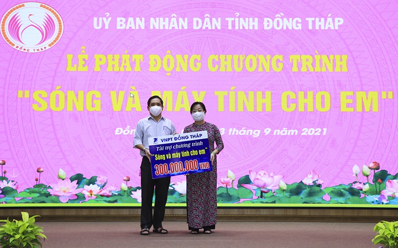 VNPT Đồng Tháp trao bảng tượng trưng cho Giám đốc Sở GD&ĐT.