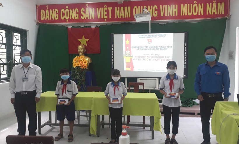 Trường THCS-THPT Ngô Văn Nhạc, huyện Cái Bè (Tiền Giang) trao thiết bị học trực tuyến cho HS hoàn cảnh khó khăn.