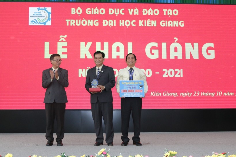 Hội khuyến học Trường ĐH Kiên Giang nhận bảng tượng trưng của các nhà hảo tâm đóng góp vào quỹ khuyến học của trường.