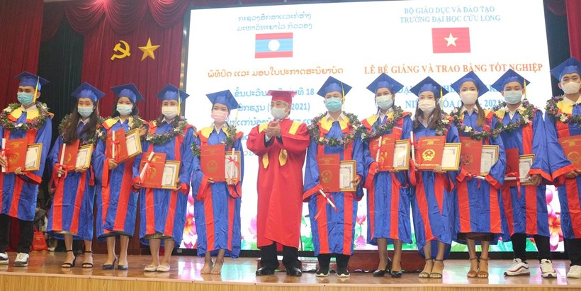 PGS.TS Lương Minh Cừ trao bằng tốt nghiệp và giấy khen cho lưu học sinh Lào.