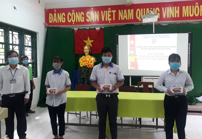 HS hoàn cảnh khó khăn Trường THCS-THPT Ngô Văn Nhạc, huyện Cái Bè (Tiền Giang) được hỗ trợ điện thoại thông minh học trực tuyến.