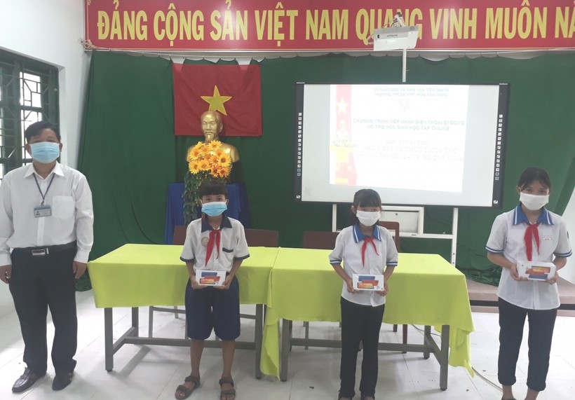 Trao điện thoại cho HS nghèo học trực tuyến tại huyện Cái Bè (Tiền Giang).