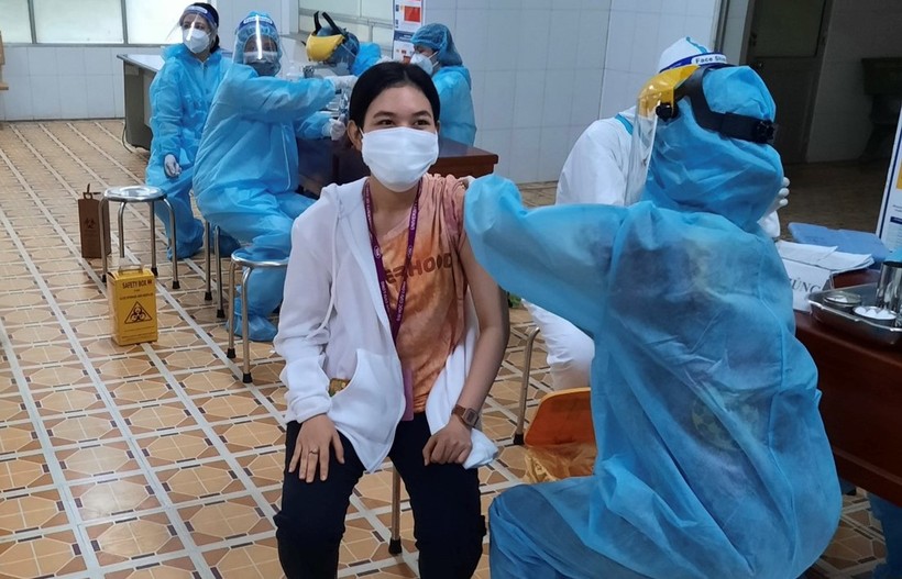 Lưu học sinh Trường ĐH Cửu Long được tiêm vắc xin phòng Covid-19.