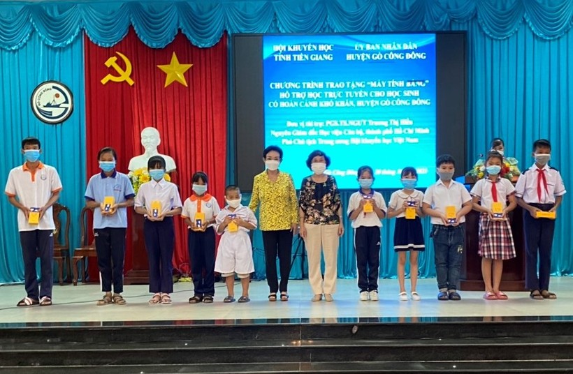 Trao tặng thiết bị thiết bị học trực tuyến cho HS huyện Gò Công Đông, Tiền Giang.