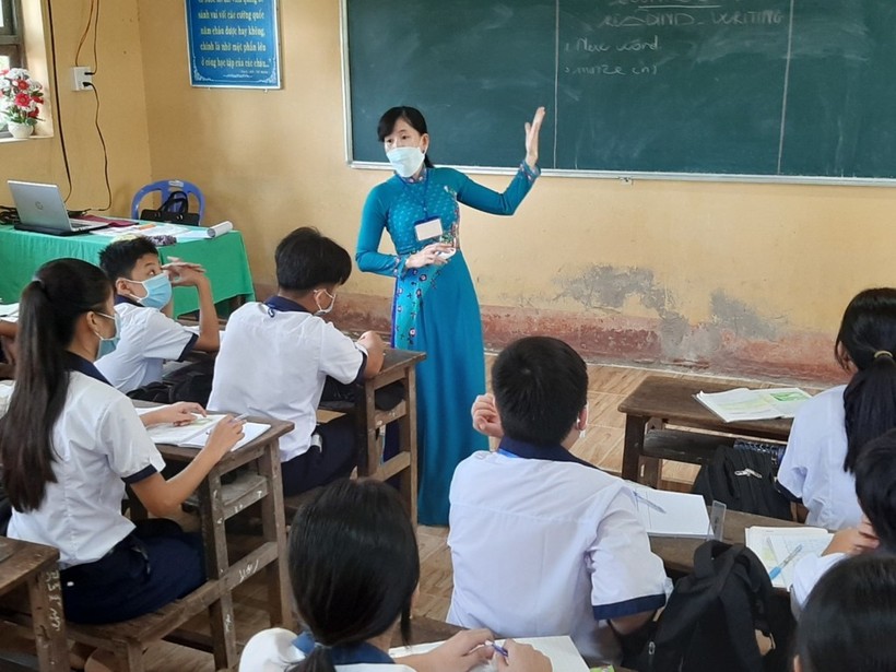Cô, trò Trường THCS Thành Vọng, huyện Đầm Dơi (Cà Mau ) trong buổi học đầu tiên 25/10.
