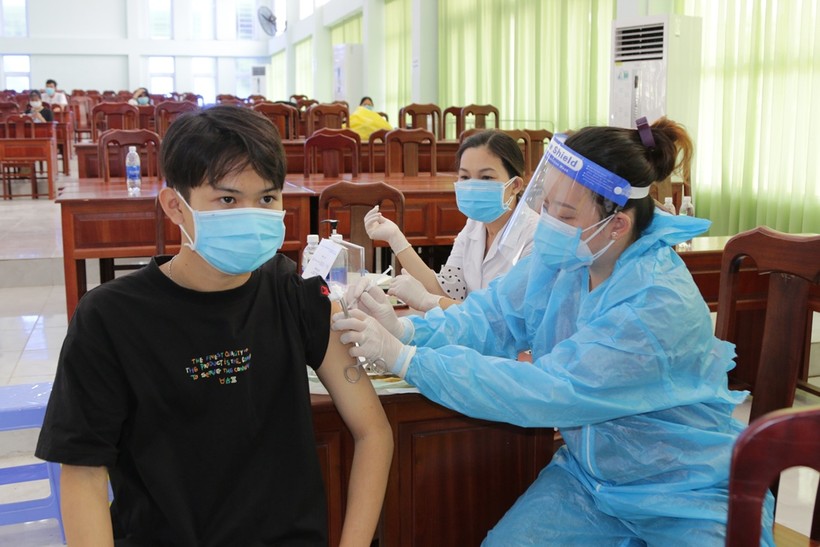 SV được tiêm ngừa vắc xin phòng Covid-19 tại Trường ĐH Kiên Giang.