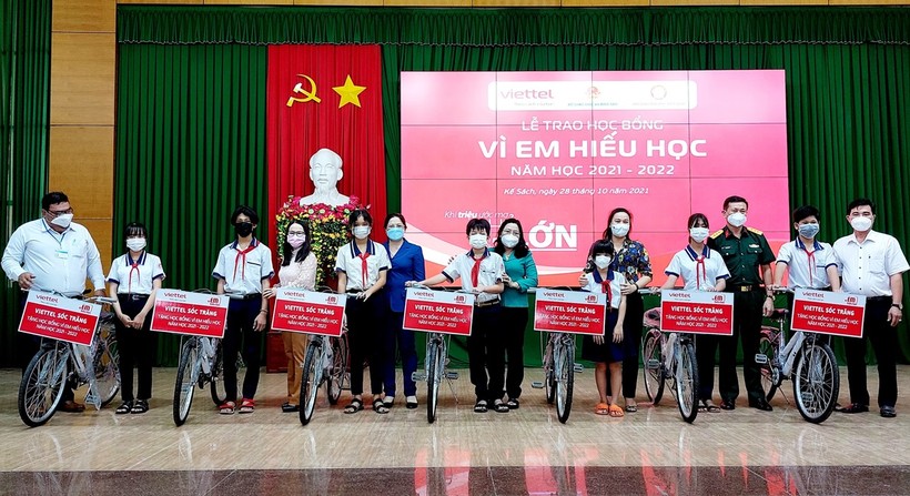 Trao học bổng cho học sinh huyện Kế Sách, Sóc Trăng.