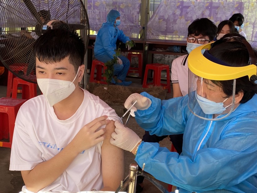 Tiêm vắc xin cho HS Trường THPT An Lạc Thôn, huyện Kế Sách, Sóc Trăng.