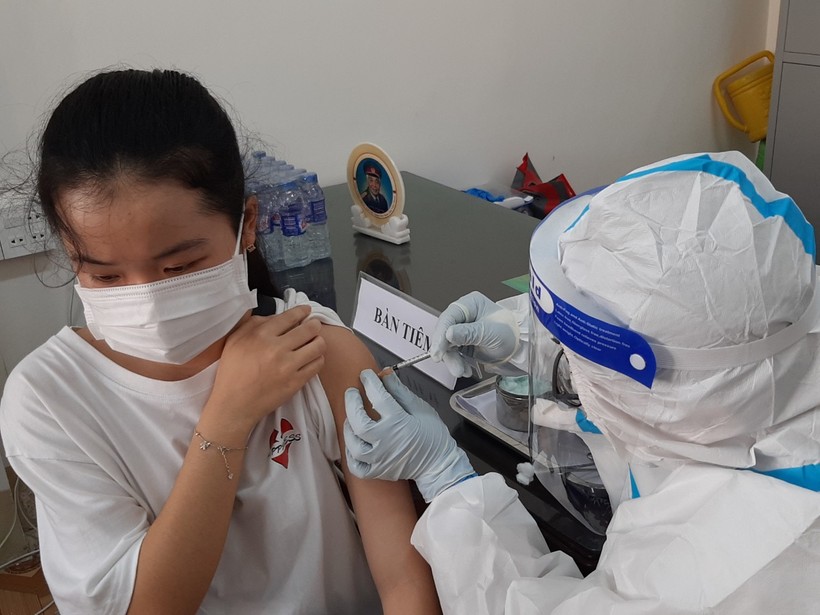 Tiêm vắc xin mũi 1 cho học sinh THPT tỉnh Cà Mau.
