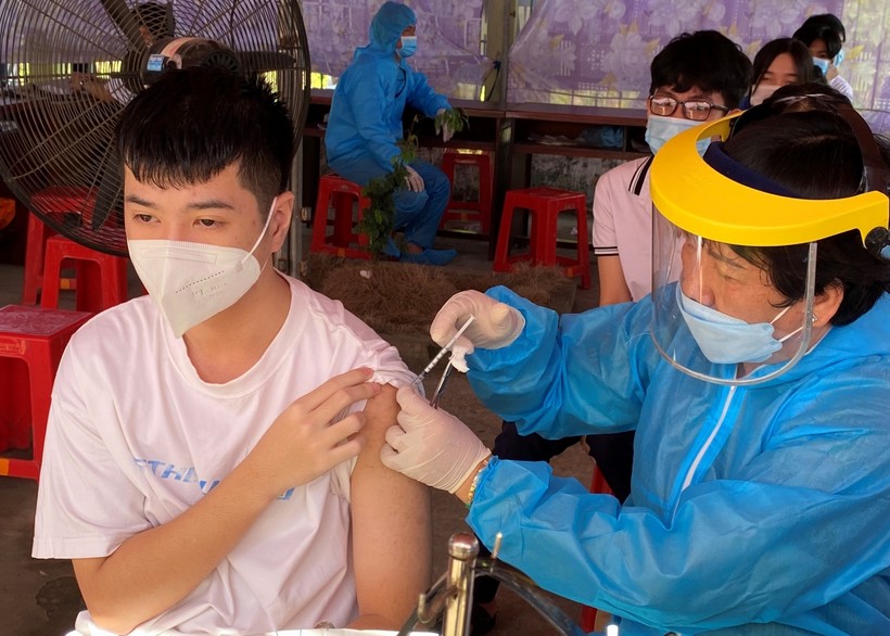 Tiêm vắc xin phòng Covid-19 cho HS tại Trường THPT An Lạc Thôn, huyện Kế Sách (Sóc Trăng).