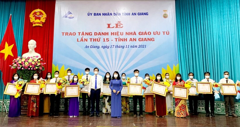 Lãnh đạo UBND tỉnh và Sở GD&ĐT chúc mừng 19 nhà giáo được trao tặng danh hiệu Nhà giáo ưu tú.
