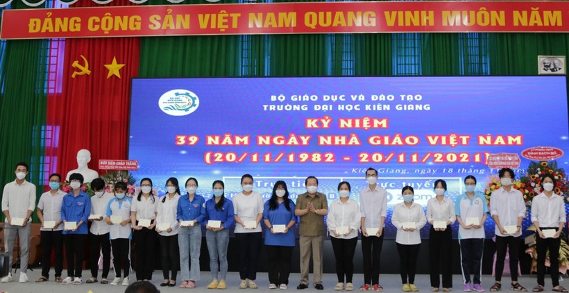 Ông Mai Văn Huỳnh, Phó Bí thư Thường trực Tỉnh ủy, Chủ tịch HĐND tỉnh Kiên Giang trao học bổng cho SV.