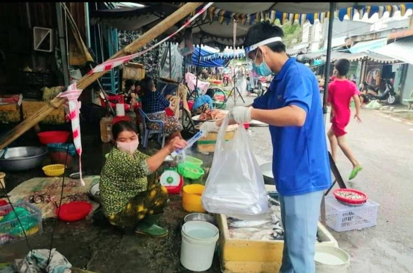 Thầy giáo Nguyễn Tiến Dũng tham gia hoạt động “Đi chợ giúp dân”.