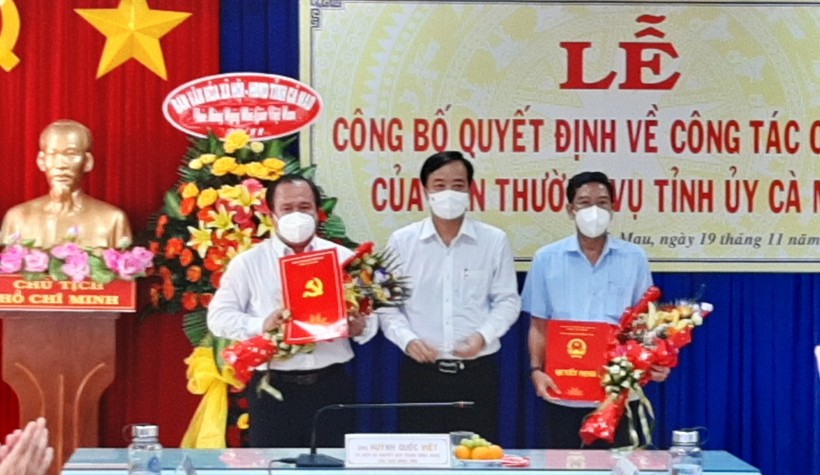 Chủ tịch UBND tỉnh Cà Mau Huỳnh Quốc Việt trao quyết định cho ông Nguyễn Thanh Luận (phải) và ông Nguyễn Minh Luân (trái).