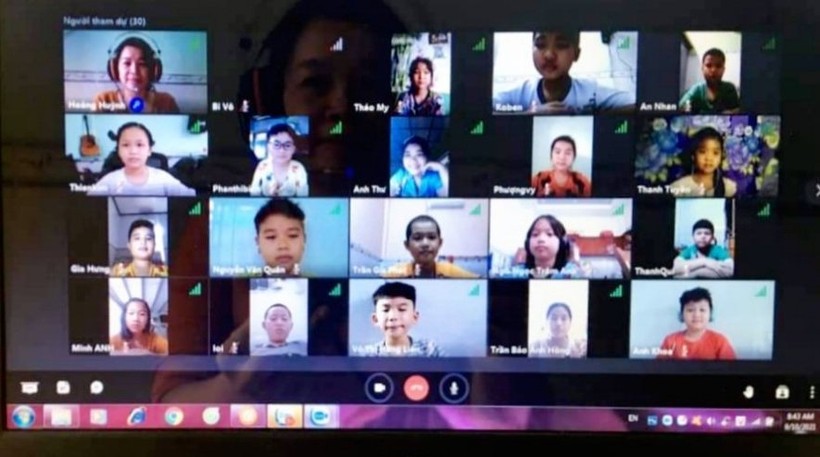 Giáo viên và học sinh tiểu học tỉnh An Giang trong giờ dạy học trực tuyến.