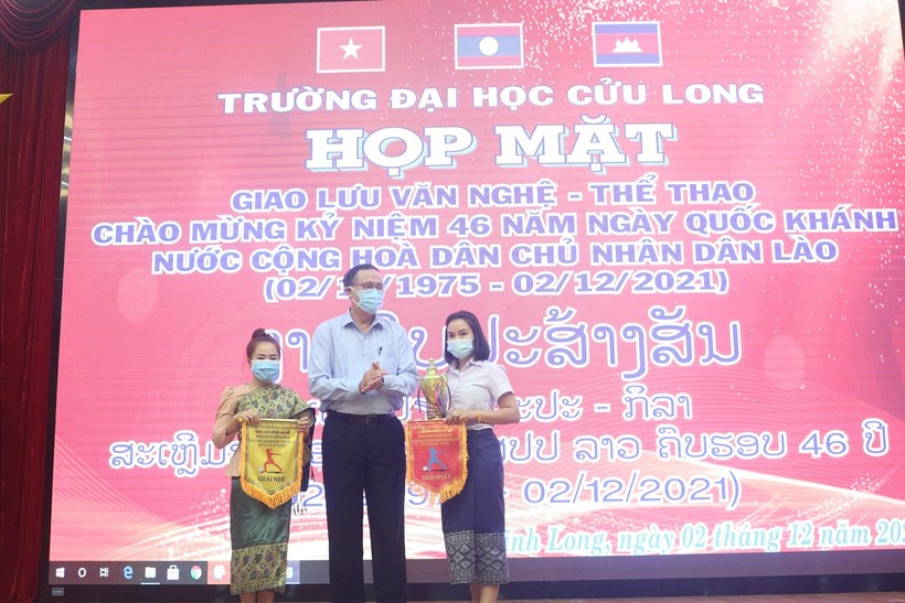 TS Nguyễn Thanh Dũng, Phó Hiệu trưởng Trường ĐH Cửu Long trao cờ và Cup lưu niệm cho đội bóng đá nữ đạt giải.