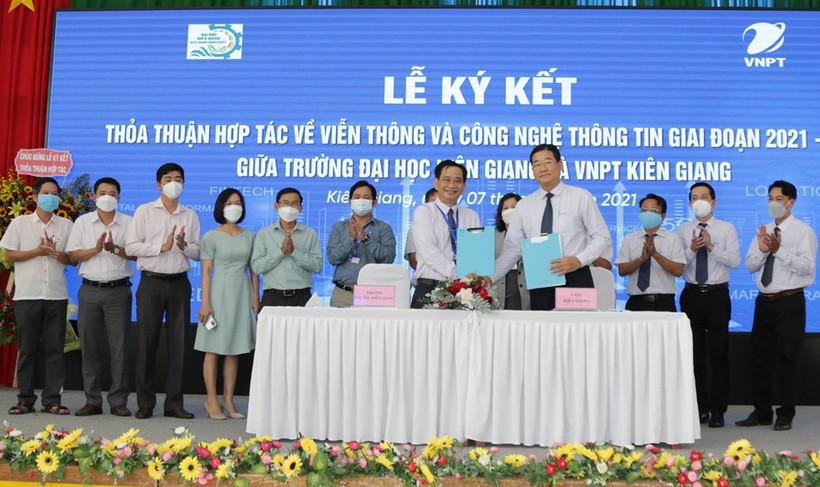 Trường ĐH Kiên Giang và VNPT Kiên Giang ký kết biên bản thỏa thuận hợp tác.
