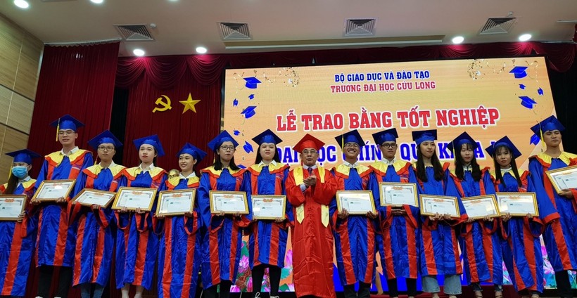 Trường ĐH Cửu Long trao bằng tốt nghiệp cho sinh viên.