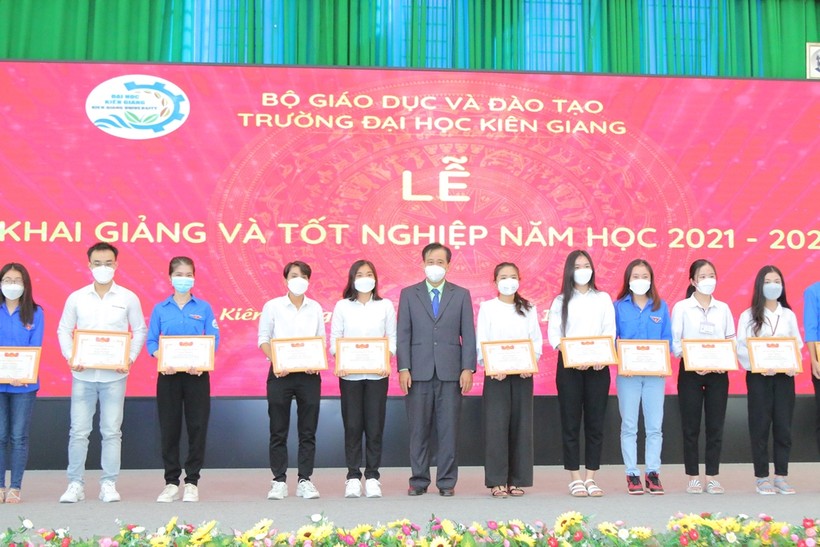 Lãnh đạo nhà trường trao giấy khen cho sinh viên đạt thành tích học tập xuất sắc.