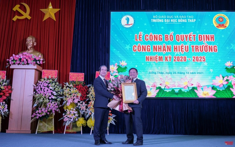 Bộ trưởng Bộ GD&ĐT Nguyễn Kim Sơn trao Quyết định bổ nhiệm Hiệu trưởng Trường ĐH Đồng Tháp nhiệm kỳ 2020-2025 cho TS Hồ Văn Thống.