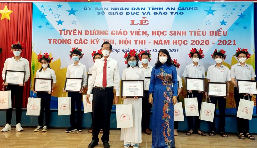 Phó Chủ tịch UBND tỉnh Lê Văn Phước và GĐ Sở GD&ĐT Trần Thị Ngọc Diễm khen thưởng HS đạt giải kỳ thi HS giỏi quốc gia năm học 2020-2021.