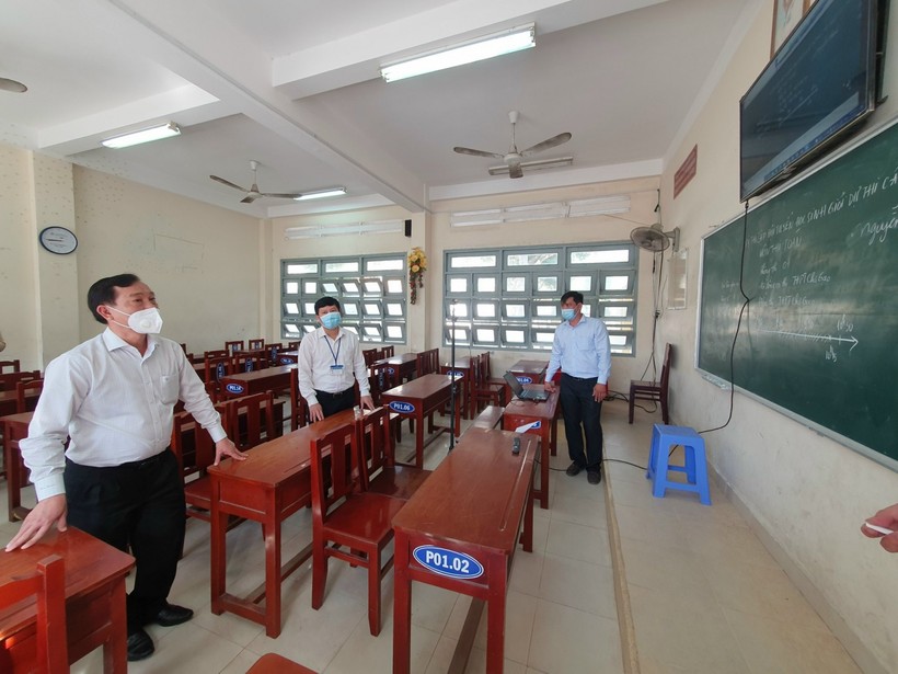 Ông Nguyễn Văn Vĩnh, Chủ tịch UBND tỉnh Tiền Giang (trái) kiểm tra công tác chuẩn bị đón HS trở lại trường.