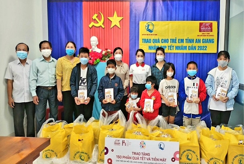 Đại diện Quỹ Bảo trợ trẻ em Việt Nam, đại diện Công ty Bảo hiểm nhân thọ Generali và Sở LĐ-TB&XH tỉnh An Giang trao quà Tết cho trẻ em mồ côi, trẻ khó khăn do ảnh hưởng dịch Covid-19.