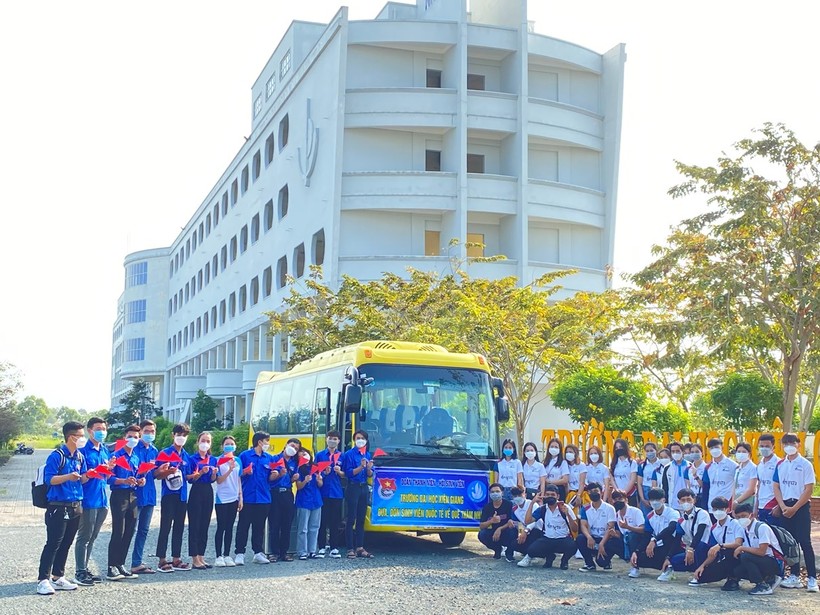 Trường ĐH Kiên Giang đưa sinh viên Campuchia về nước thăm gia đình nhân dịp Tết.