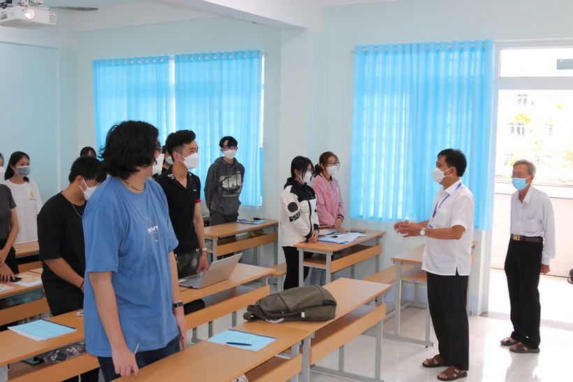 Ban Giám hiệu Trường ĐH Kiên Giang kiểm tra công tác phòng, chống dịch Covid-19 tại lớp học.