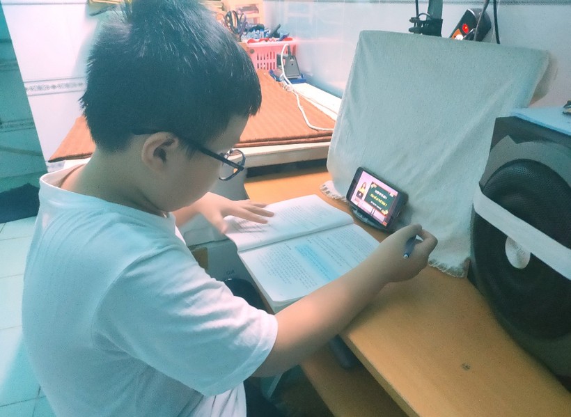 Một số trường học ở Bạc Liêu chuyển từ dạy trực tiếp sang dạy trực tuyến.