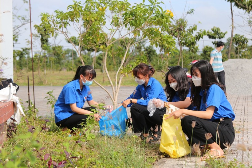 Đoàn viên thanh niên tiến hành dọn dẹp vệ sinh môi trường.