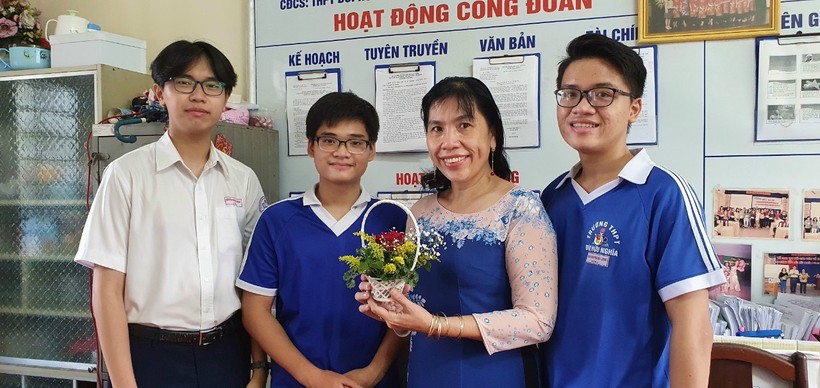 HS Trường THPT Bùi Hữu Nghĩa (TP Cần Thơ) tặng cô giáo giỏ hoa nhân ngày 8/3.