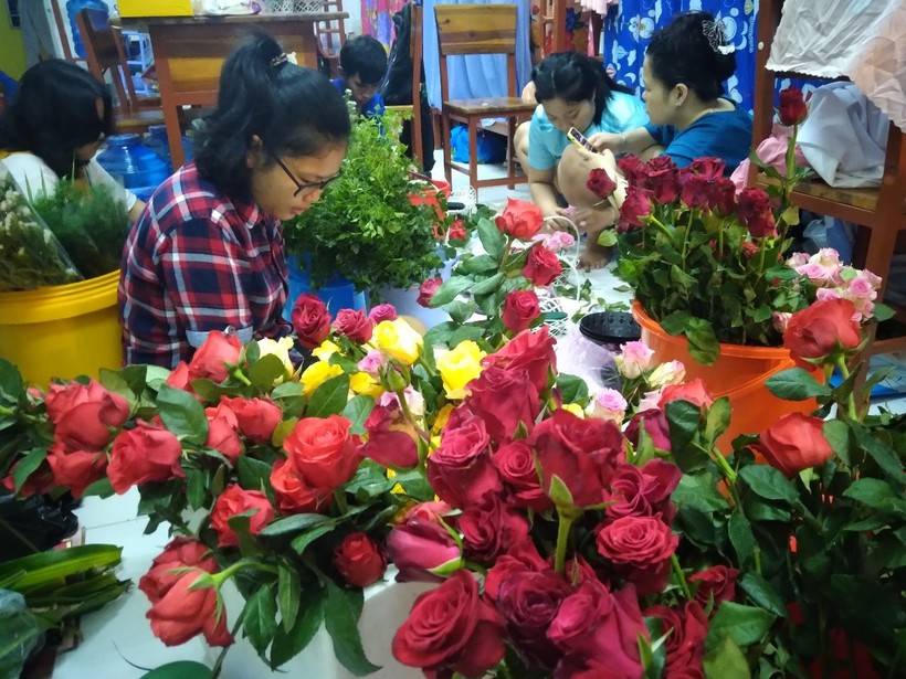 Sinh viên Trường ĐH Trà Vinh cùng nhau bán hoa tươi gây quỹ từ thiện.