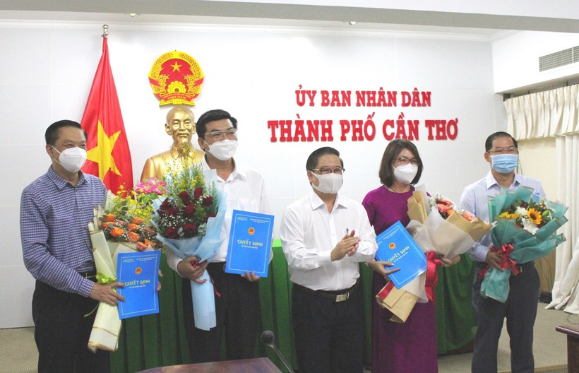 Ông Trần Việt Trường, Chủ tịch UBND TP Cần Thơ trao quyết định điều động nhân sự đối với lãnh đạo một số sở ngành chủ chốt của thành phố.