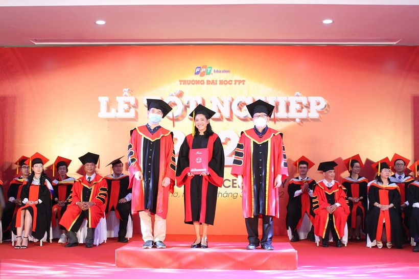 Trường Đại học FPT Cần Thơ trao bằng tốt nghiệp cho sinh viên.