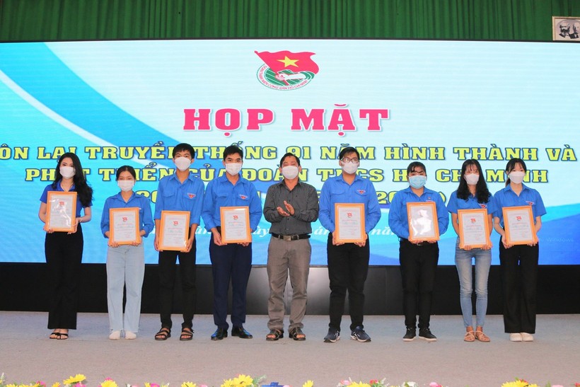 TS Nguyễn Văn Thành, Phó Bí thư Đảng ủy, Phó Hiệu trưởng Trường ĐH Kiên Giang trao giấy biểu dương cho cá nhân đạt danh hiệu Đảng viên trẻ tiêu biểu.