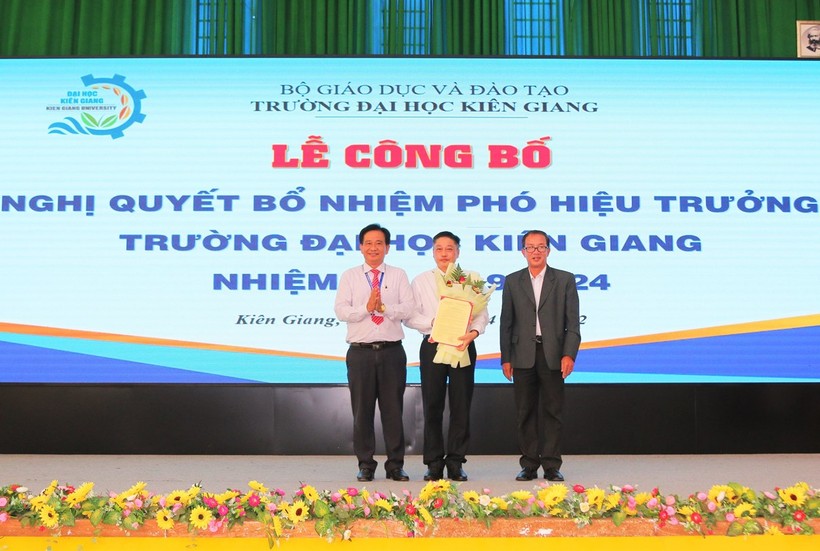 Lãnh đạo Trường ĐH Kiên Giang trao Nghị quyết bổ nhiệm TS Nguyễn Hữu Thọ giữ chức vụ Phó Hiệu trưởng.
