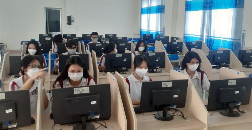 HS Trường THPT Trần Đại Nghĩa (TP Cần Thơ) đăng ký dự thi trực tuyến tại trường.