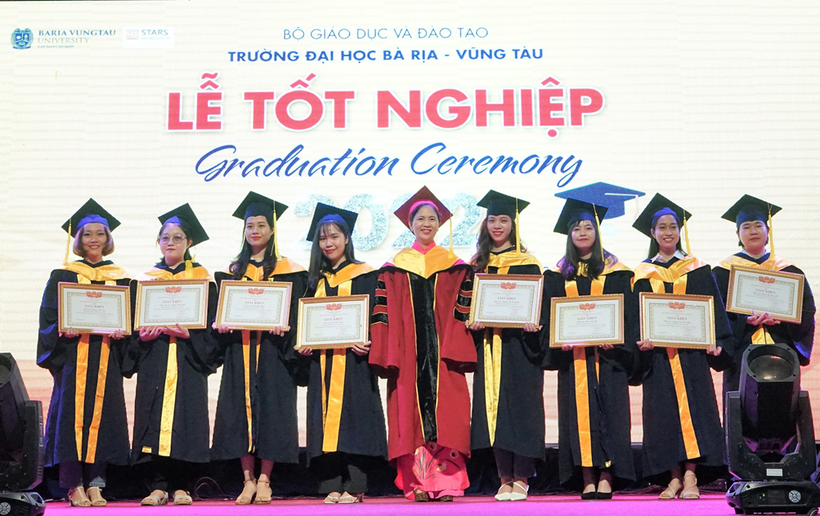 PGS.TS.LS Nguyễn Thị Hoài Phương, quyền Hiệu trưởng BVU trao giấy khen cho các SV tốt nghiệp đạt loại xuất sắc.