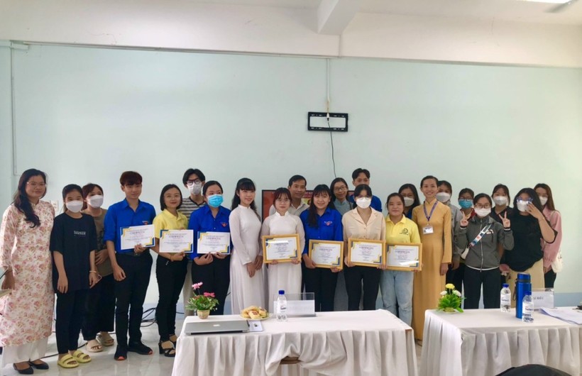 Đoàn viên khoa Ngoại ngữ tích cực tham dự cuộc thi kể chuyện về tấm gương đạo đức của Chủ tịch Hồ Chí Minh bằng tiếng Anh.