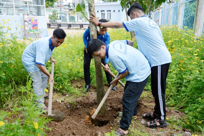 Sinh viên Trường ĐH Đồng Tháp tham gia trồng cây hưởng ứng Ngày Môi trường thế giới.
