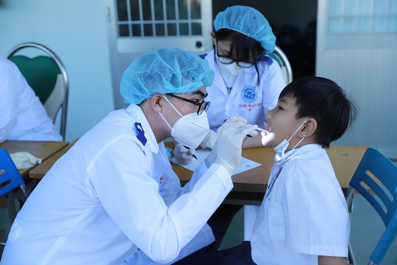 Chăm sóc răng miệng cho học sinh tiểu học tại TP Trà Vinh.