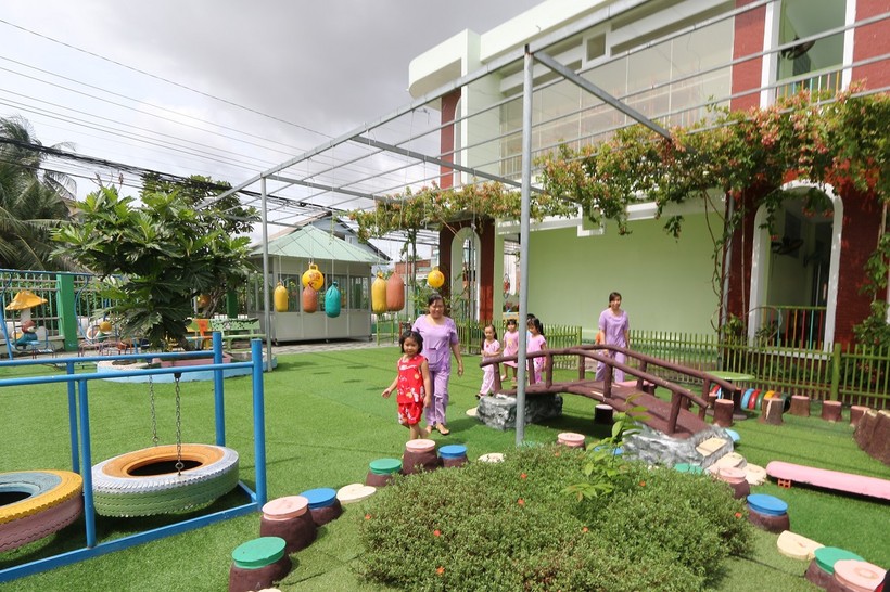 Sân chơi cho trẻ tại Trường MN Kim Đồng (TP Mỹ Tho, Tiền Giang) từ nguồn xã hội hóa.